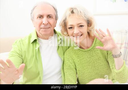 Happy senior couple at home Banque D'Images