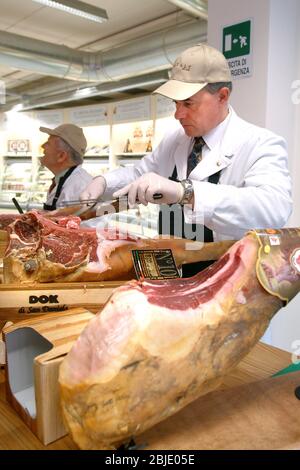 Turin, Piémont/Italie-01/26/2007- l'ouverture du marché d'Eataly à Turin, le premier emplacement des centres commerciaux de qualité de la nourriture italienne. Banque D'Images