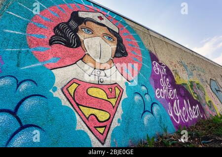 Hamm/Allemagne, 29 avril 2020: Graffitis de coronavirus par l'artiste de rue Kai „Uzey“ Wohlgemuth montrant 'Super-Nurse' avec un masque de protection sur un mur à Hamm, Allemagne. L'écriture Sainte dit: "Pour les vrais héros" --- Hamm, 29.4.2020 - Corona-Kunst. DAS Graffiti „Super-Nurse“ une einer Wand à Hamm. Eine Krankenschwester mit Mundschutz und Supermann-logo chapeau der Graffiti-Künstler Kai „Uzey“ Wohlgemuth aus Hamm den echten Helden in der Corona-KRise gewidmet. Banque D'Images