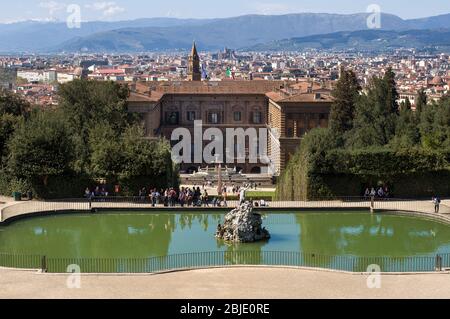 FLORENCE, ITALIE - 14 AVRIL 2013 : Palais Pitti et fontaine Neptune (Vasca del Nettuno) en journée ensoleillée. Boboli Gardens - célèbre parc dans un style classique. Banque D'Images