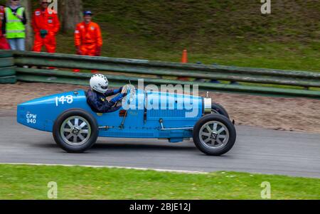 Une voiture de course Bugatti Type 37 classique lors des épreuves de temps à la montée de Prescott Hill, Gloucestershire, Angleterre Banque D'Images