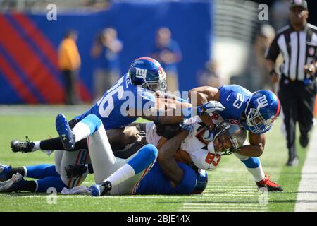 16 septembre 2012 : Vincent Jackson, grand récepteur de Tampa Bay Buccaneers (83), est traité par Kenny Phillips (21), New York G, de la sécurité des Giants de New York Banque D'Images