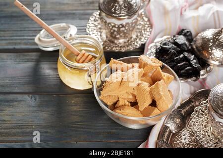halva de tournesol sur la table. Gros plan. Banque D'Images