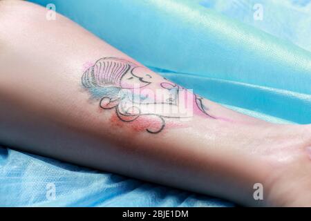 Tatouage sur poignet femelle, se rapprochez Banque D'Images
