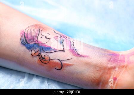 Tatouage sur poignet femelle, se rapprochez Banque D'Images