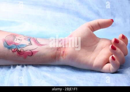 Tatouage sur poignet femelle, se rapprochez Banque D'Images