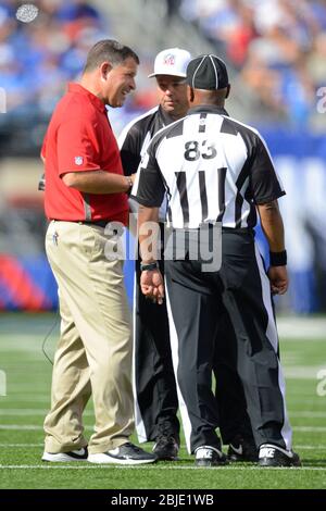 16 septembre 2012: Greg Schiano, entraîneur en chef de Tampa Bay Buccaneers, parle avec le juge de remplacement NFL Jim Core et le juge de terrain Derra Ramsey au cours d'une semaine Banque D'Images