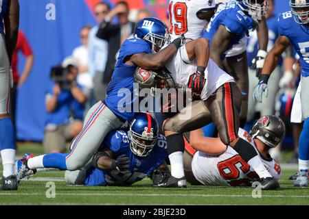16 septembre 2012 : les Buccaneers de Tampa Bay qui reviennent Doug Martin (22) sont attaqués par Jacquian Williams (57) et New York Gia Banque D'Images