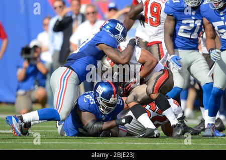16 septembre 2012 : les Buccaneers de Tampa Bay qui reviennent Doug Martin (22) sont attaqués par Jacquian Williams (57) et New York Gia Banque D'Images