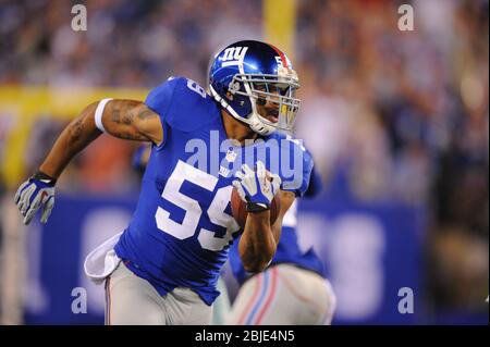 05 septembre 2012: Michael Boley (59), un linebacker New York Giants, porte le ballon après une interception au cours d'une semaine 1 de match entre les Dallas et la NFL Banque D'Images