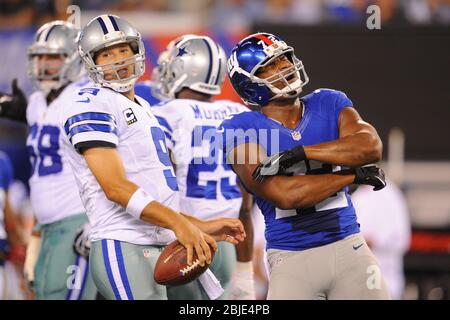 05 septembre 2012: New York Giants extrémité défensive OSI Umenyiora (72) réagit après un match mort comme le quart de Dallas Cowboys Tony Romo (9) regarde sur duri Banque D'Images