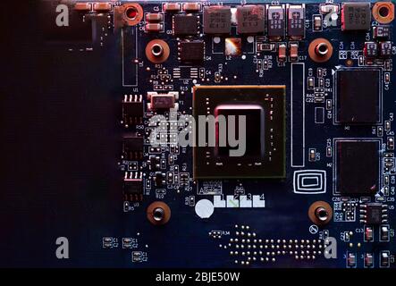 Gros plan. Microprocesseur sur la carte mère du pc. Carte de circuit imprimé avec résistances micropuces et composants électroniques. Technologie matérielle informatique. Prenez des photos Banque D'Images