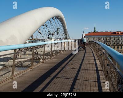 Cracovie/Pologne - 27/04/2020. Sentier de vélo sur le pont de Bernatek au-dessus de la Vistule. Banque D'Images