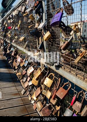 Cracovie/Pologne - 27/04/2020. Le pont de pied de Bernatka - pont d'amour avec les cadenas d'amour à Cracovie, Pologne. Banque D'Images