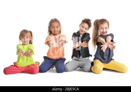 Mignons petits enfants sur fond blanc Banque D'Images