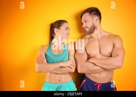 Jeune couple sportif sur fond de couleur Banque D'Images