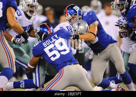 05 septembre 2012 : les Dallas Cowboys qui reviennent à DeMarco Murray (29) sont attaqués par le New York Giants linebacker Chase Blackburn (93) et les New York Giants l Banque D'Images