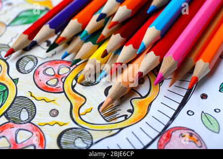 Photo et crayons de couleur, gros plan Banque D'Images