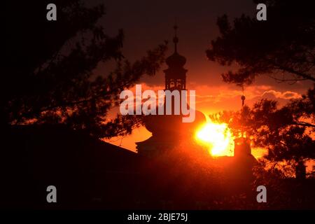 Mnichovo Hradiste, République tchèque. 29 avril 2020. Coucher de soleil sur la tour Église de Saint-Jacques dans la ville de Mnichovo Hradiste en République tchèque. Église baroque de Saint-Jacques le Grand, construit en 1726-1727, est un des principaux sites de la ville historique de Mnichovo Hradiste et aussi l'église paroissiale de la paroisse catholique romaine locale. Crédit: Slavek Ruta/ZUMA Wire/Alay Live News Banque D'Images
