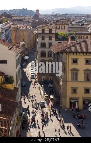 FLORENCE, ITALIE - 14 AVRIL 2013 : touristes sur la Piazza del Duomo (place de la cathédrale). Vue sur la ville depuis le Campanile de Giotto. Florence, Toscane, Italie Banque D'Images