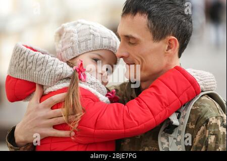 Soldat et sa fille ensemble à l'extérieur Banque D'Images