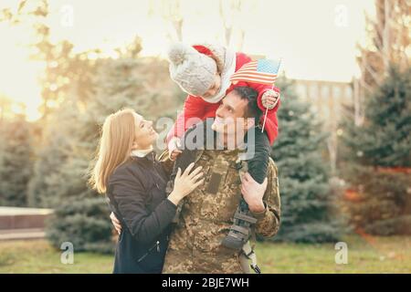 Un soldat heureux avec la famille dans le parc Banque D'Images