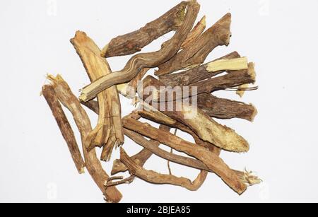 Fond blanc Licorice ou réglisse ou Mulethi est la racine de glycyrrhiza glabra d'une saveur douce peut être extraite. Utilisé dans le thé aux herbes en Asie Banque D'Images