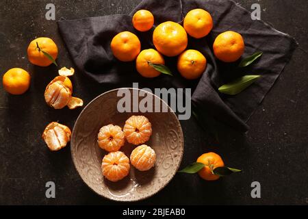 Mandarine pelée en plaque sur la table grise Banque D'Images