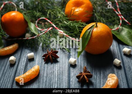 Composition de la mandarine, des épices et des branches de conifères sur fond de bois Banque D'Images