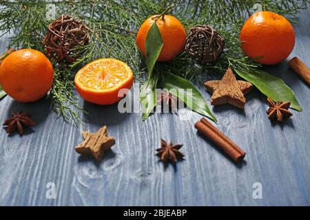 Composition de la mandarine, des épices et des branches de conifères sur fond de bois Banque D'Images