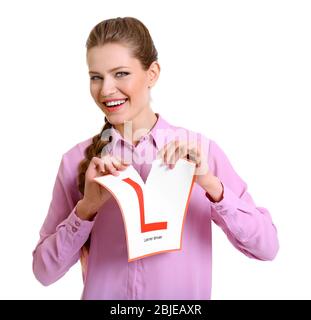 Jeune femme déchirure élève conducteur signe sur fond blanc Banque D'Images