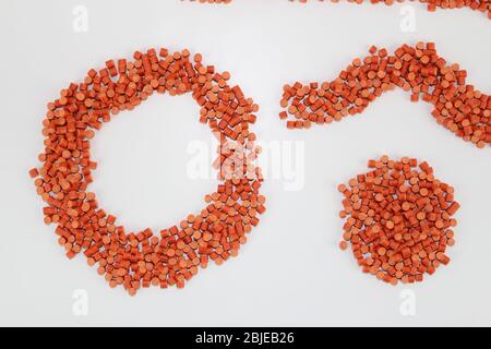 Figures géométriques formées par des polymères, du plastique, une rangée, un beignet, une ligne ondulée, un groupe de granules. Banque D'Images