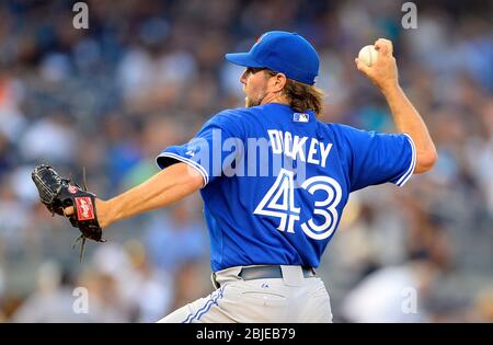 21 août 2013 : Toronto Blue Jays commençant par le pichet R.A. Dickey (43) lors d'un jeu MLB joué entre les Blue Jays de Toronto et les Yankees de New York à Ya Banque D'Images