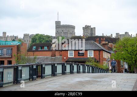 Windsor, Berkshire, Royaume-Uni. 29 avril 2020. Le pont Windsor a des sièges de banquette sur le pont depuis de nombreuses années pour que les gens puissent avoir une place et voir la Tamise. Les bancs ont récemment été enfilés sur le pont pour arrêter les personnes qui s'y trouvaient pendant le verrouillage de la pandémie de coronavirus, mais maintenant les bancs ont été complètement enlevés. Crédit : Maureen McLean/Alay Banque D'Images