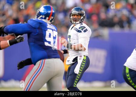 15 décembre 2013 : le quart de Seattle Seahawks Russell Wilson (3) s'emmêle au cours de la première moitié d'un match NFL entre les Seattle Seahawks et le Banque D'Images