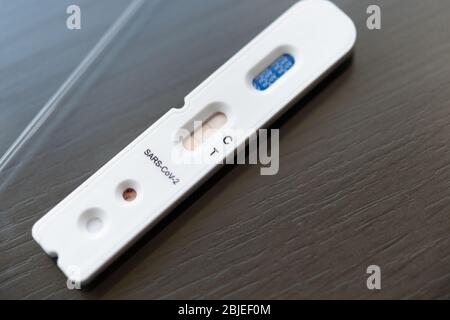 Résultat positif du test en utilisant un dispositif de test rapide pour COVID-19 Banque D'Images