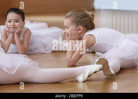 Groupe de belles petites ballerinas reposant sur le sol Banque D'Images