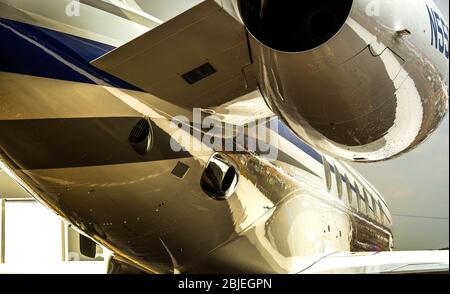 FAIRFORD, ANGLETERRE -JUILLET 2018 : vue rapprochée du fuselage et du moteur d'un jet exécutif Gulfstream G550. Banque D'Images