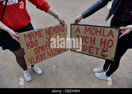 Des centaines de personnes se sont réunies aujourd'hui à Prague-Letna, le mercredi 29 avril 2020, pour protester contre les mesures et la manière de communiquer du cabinet dans le contexte de l'épidémie de coronavirus, un événement qui a organisé un "Marche" pour Mikulas Minar, chef du groupe démocratie, Comme aller pour une promenade n'est pas interdit sur le virus et les gens doivent prendre une photo avec les questions et de la publier en ligne avec le hashtag PtameSeVlady (WeAskTheGovernment). Plusieurs dizaines de personnes se sont également rassemblées lors d'une manifestation anti-gouvernementale dans le parc Denis de Brno. (Photo CTK/Vaclav Salek) Banque D'Images