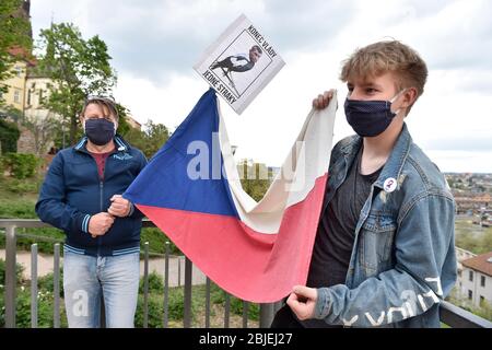 Des centaines de personnes se sont réunies aujourd'hui à Prague-Letna, le mercredi 29 avril 2020, pour protester contre les mesures et la manière de communiquer du cabinet dans le contexte de l'épidémie de coronavirus, un événement qui a organisé un "Marche" pour Mikulas Minar, chef du groupe démocratie, Comme aller pour une promenade n'est pas interdit sur le virus et les gens doivent prendre une photo avec les questions et de la publier en ligne avec le hashtag PtameSeVlady (WeAskTheGovernment). Plusieurs dizaines de personnes se sont également rassemblées lors d'une manifestation anti-gouvernementale dans le parc Denis de Brno. (Photo CTK/Vaclav Salek) Banque D'Images