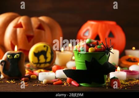 Bonbons en gelée Halloween dans le seau sur table en bois Banque D'Images