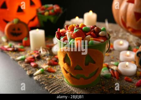 Bonbons en gelée Halloween dans le seau sur la toile de sac Banque D'Images