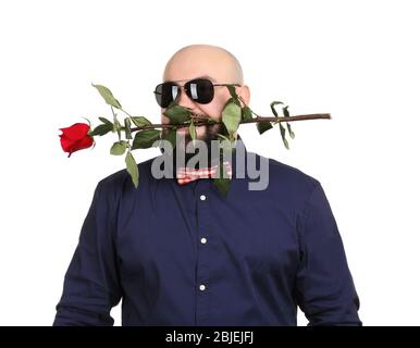 Homme de graisse barbu avec fleur en bouche sur fond blanc Banque D'Images