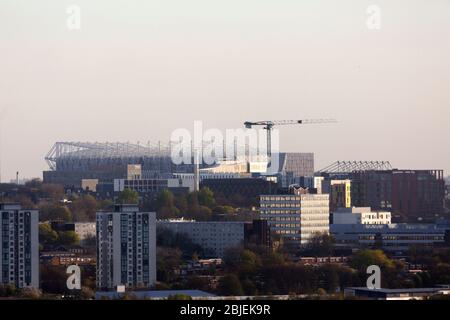 Bâtiments à Newcastle upon Tyne, Angleterre. L'horizon comprend des tours résidentielles et le stade de football St James' Park. Banque D'Images