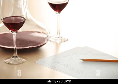 Estimation du vin rouge dans la wineglass au dégustation Banque D'Images