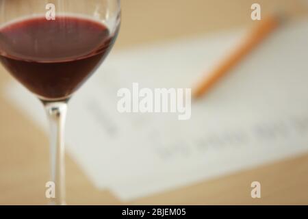 Estimation du vin rouge dans la wineglass au dégustation Banque D'Images