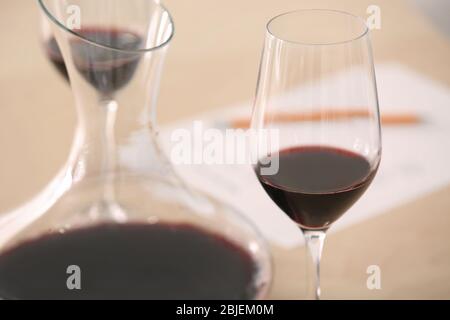 Estimation du vin rouge dans la wineglass au dégustation Banque D'Images