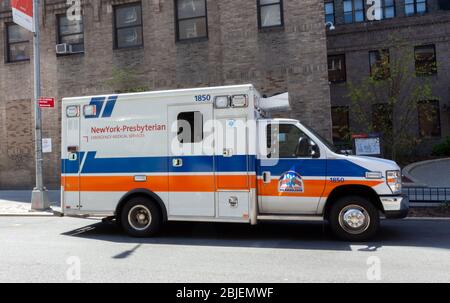 Ambulance de l'hôpital presbytérien de New York pour les services médicaux d'urgence stationnés dans une rue New york Banque D'Images