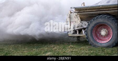 gros plan de calcaire en poudre se répandant sur un pâturage. North Yorkshire, Royaume-Uni. Banque D'Images