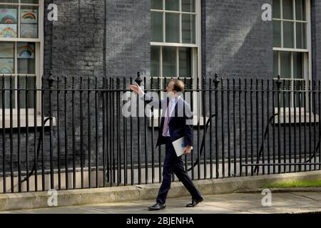 Londres, Grande-Bretagne. 29 avril 2020. Le secrétaire britannique à la Santé, Matt Hancock, arrive au 10 Downing Street pour la réunion du comité COVID-19 à Londres, en Grande-Bretagne, le 29 avril 2020. Au total, 26 097 patients sont morts dans les hôpitaux, les foyers de soins et la communauté en général après avoir testé des coronavirus positifs en Grande-Bretagne mardi après-midi, a déclaré le secrétaire aux Affaires étrangères Dominic Raab mercredi. C'est la première fois que les chiffres du gouvernement comprennent les décès dans les foyers de soins et dans la collectivité, en plus de ceux dans les hôpitaux. Crédit: Tim Irlande/Xinhua/Alay Live News Banque D'Images